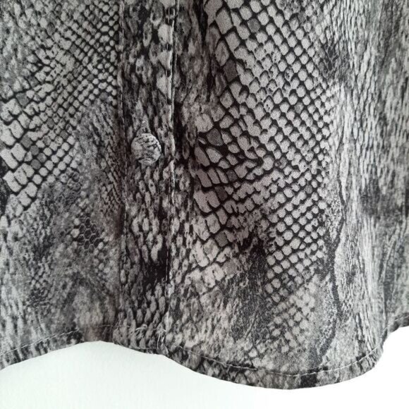 TORRID / Light Georgette Utility Button Down Blouse Snake Pattern Sz 2X - Picture 5 of 16